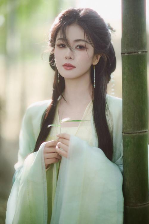 竹林间清风漫卷,白鹿一袭青碧纱衣宛若从诗画中走来.玉簪绾青丝,竹影