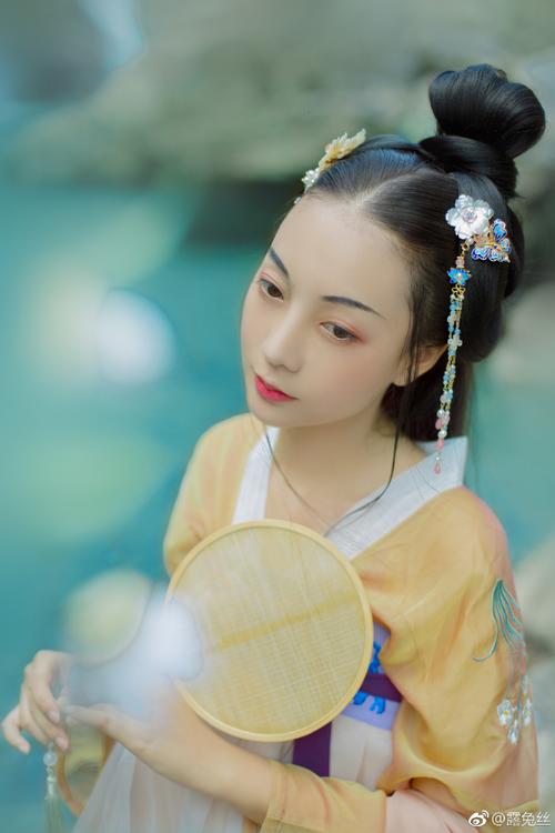 卷石掬取簪上斛,捞得袖边枕珠扇.一蓑烟,青丝半 ; 织碧瀑,卧青山.