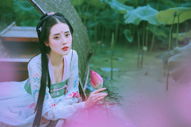 灼若芙蕖出渌波, 黛如青丝绕碧螺. 扁舟一叶惊鸿起, 莲里香风正穿梭
